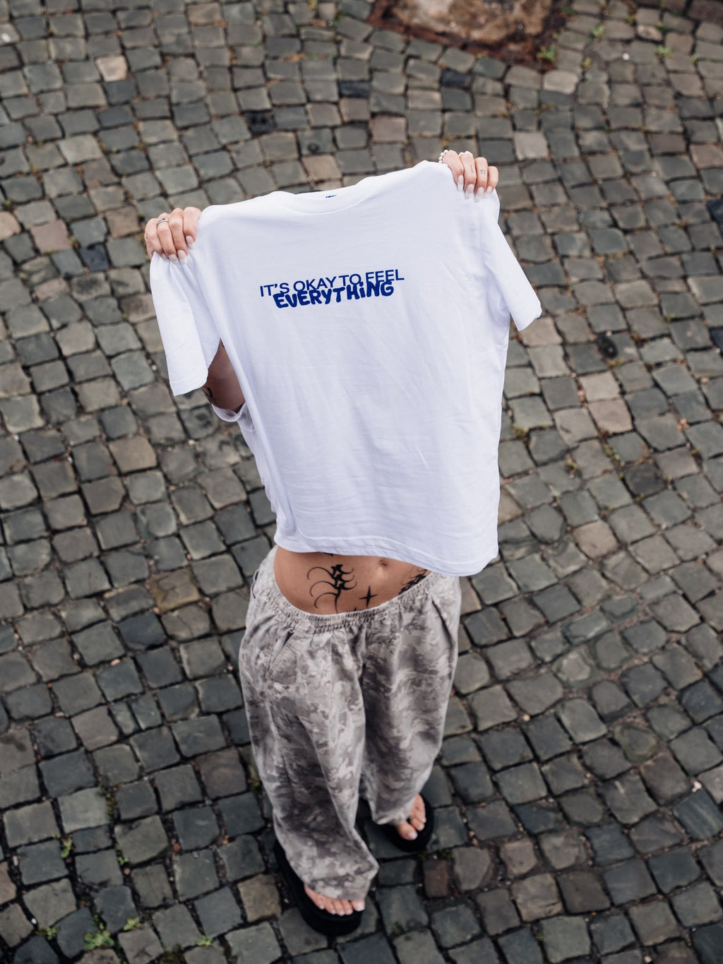 it’s okay to feel everything - fitted T-Shirt - limitiert