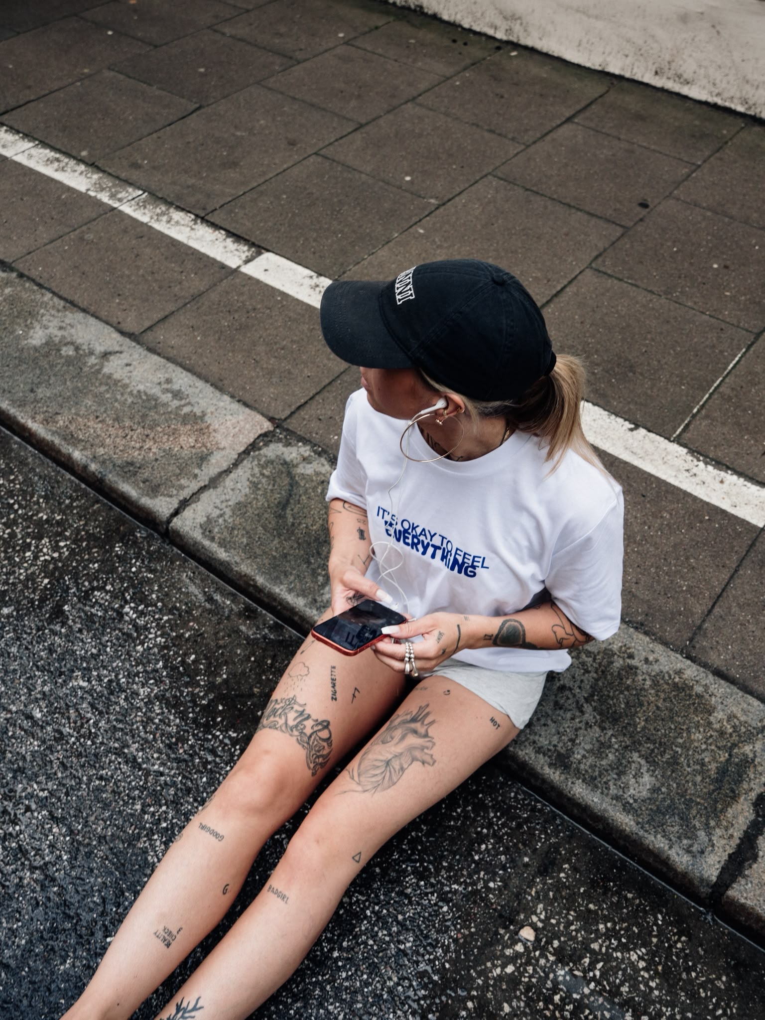 it’s okay to feel everything - fitted T-Shirt - limitiert