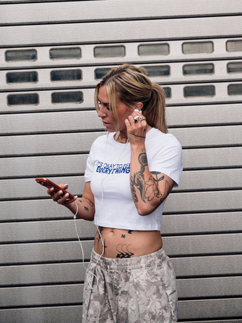 it’s okay to feel everything - baby tee - limitiert